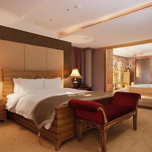 Executive  Without Window Queen Suite